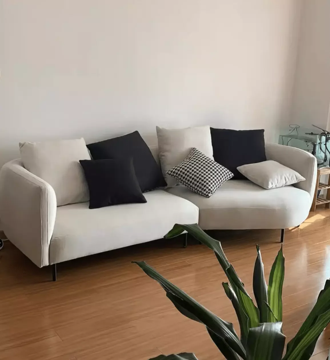 Minuti Sectional Curve Sofa - Image 21